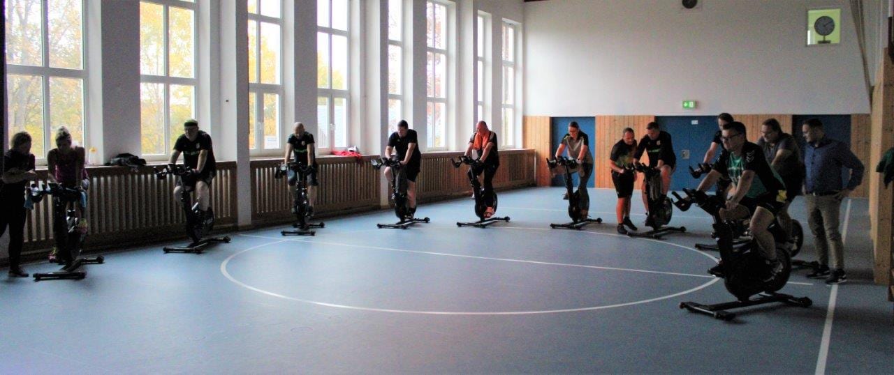 Group-Fitness-Gruppe des 1. FC Waldstein beim Training in der Turnhalle Weißdorf