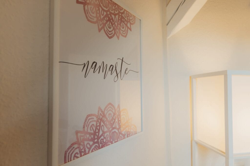 Anahata Yoga Studio Lüdenscheid: helles Dachgeschoss mit Holzbalken, Pflanzen und Yoga-Stühlen