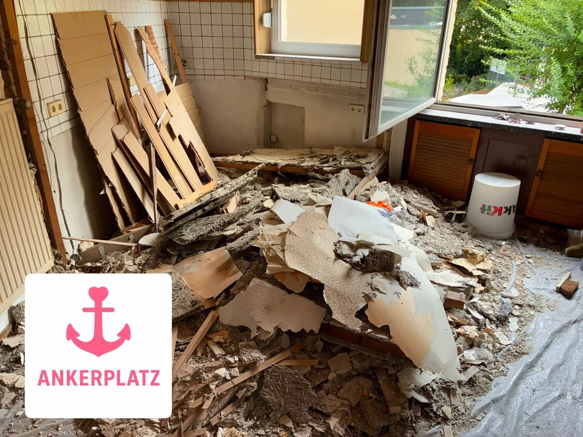 Der künftige Kursraum im Rohbau, herausgerissener Boden und abgeschlagener Putz, daneben das Ankerplatz-Logo