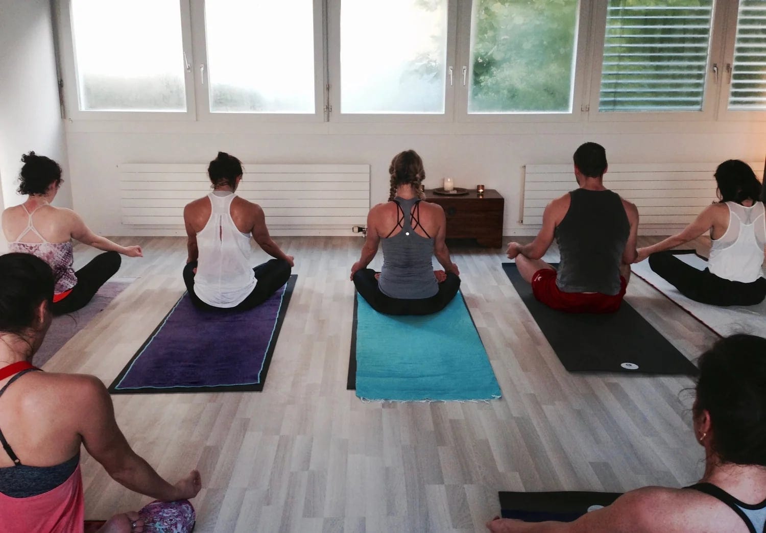 Stille Meditation zum Abschluss einer Klasse bei Ashtanga Yoga Zürich