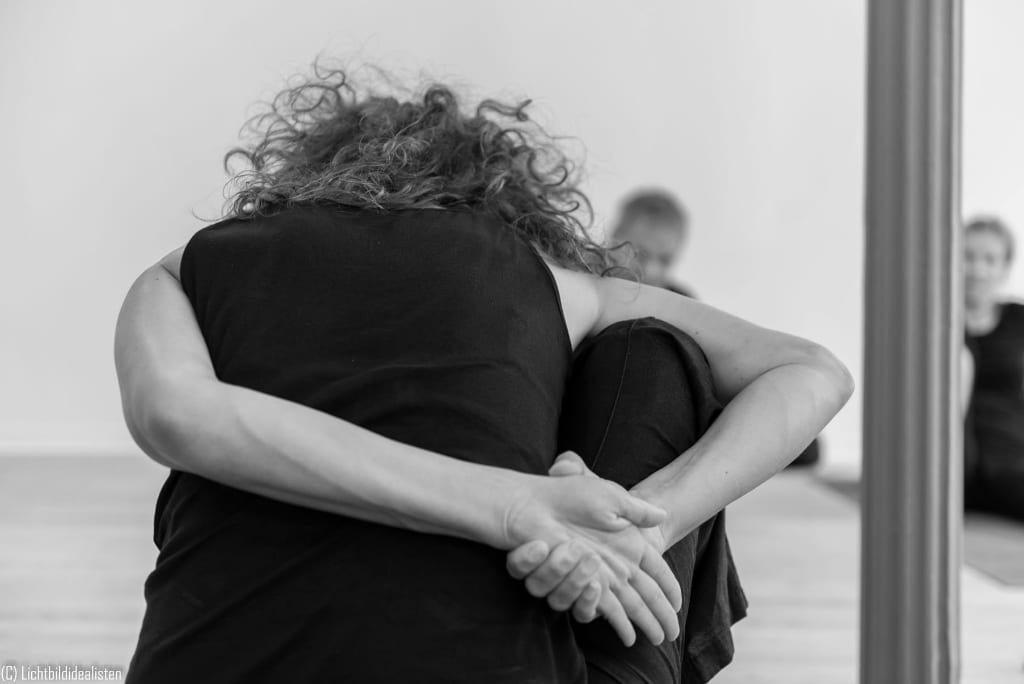 Übende auf der Matte im athayoga Studio Wuppertal