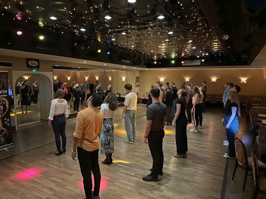Salsa-Kurs bei Bailamos im Saal mit Discolichtern und Tanzfläche