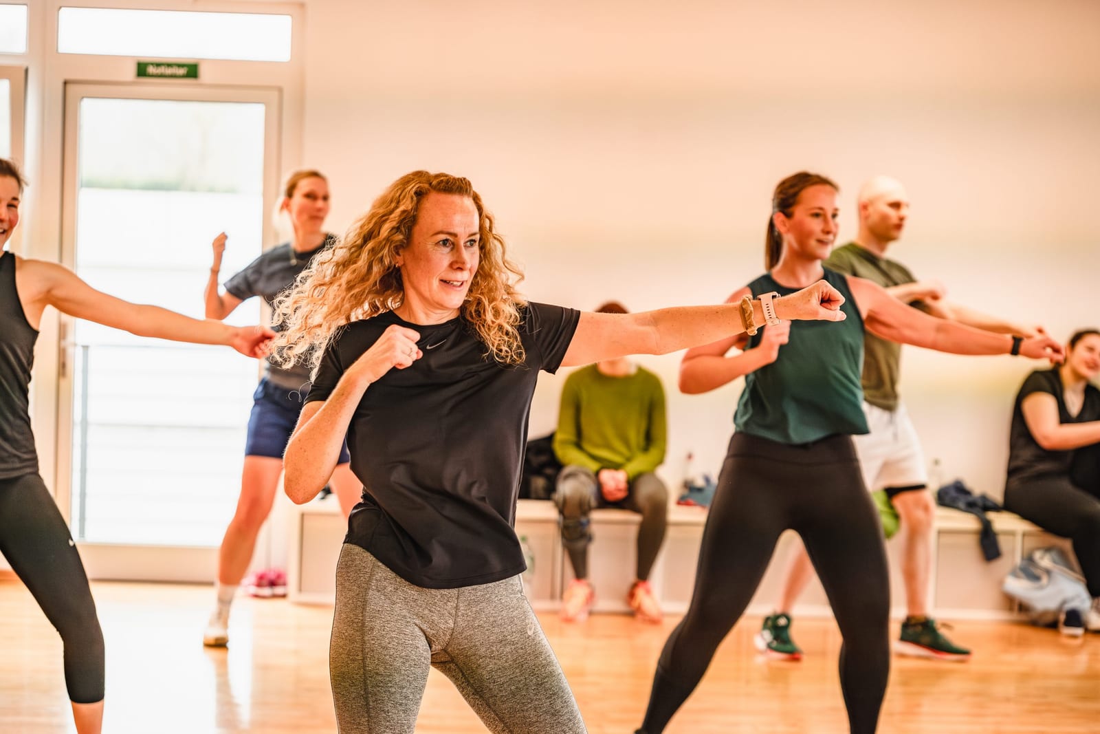 Lebendiger Tanz- und Fitnesskurs im hellen Saal bei be-sporty
