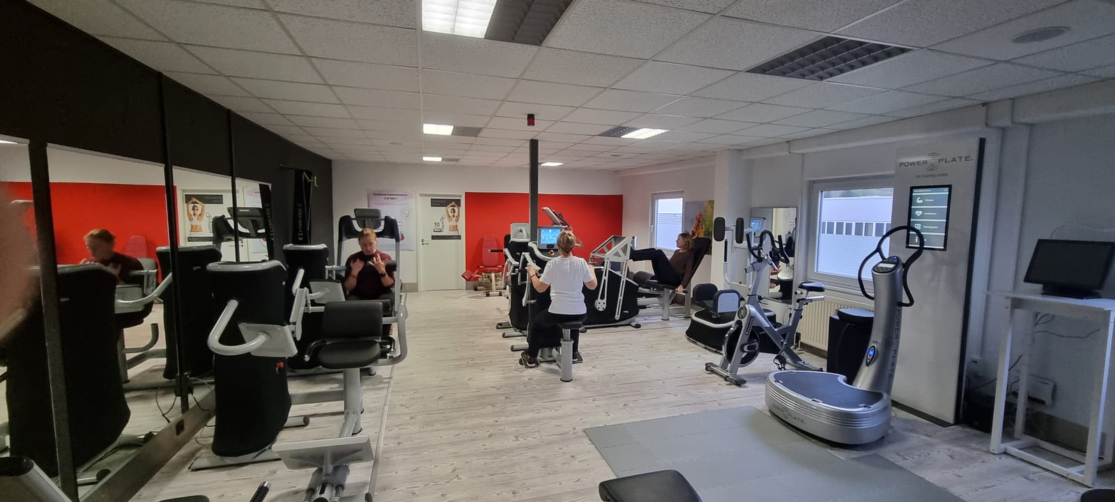 Trainingsfläche von BeFit Alfeld mit Geräten und Power Plate, Frauen beim Training