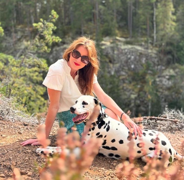 Daniela Behr mit ihrem Dalmatiner im Wald