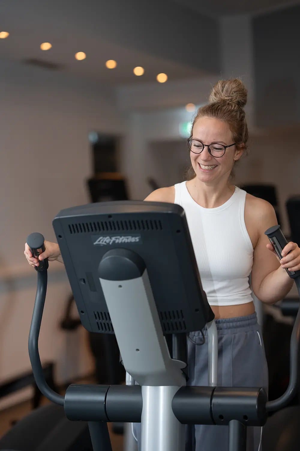 Mitglied beim Ausdauertraining am Crosstrainer im body & soul Studio