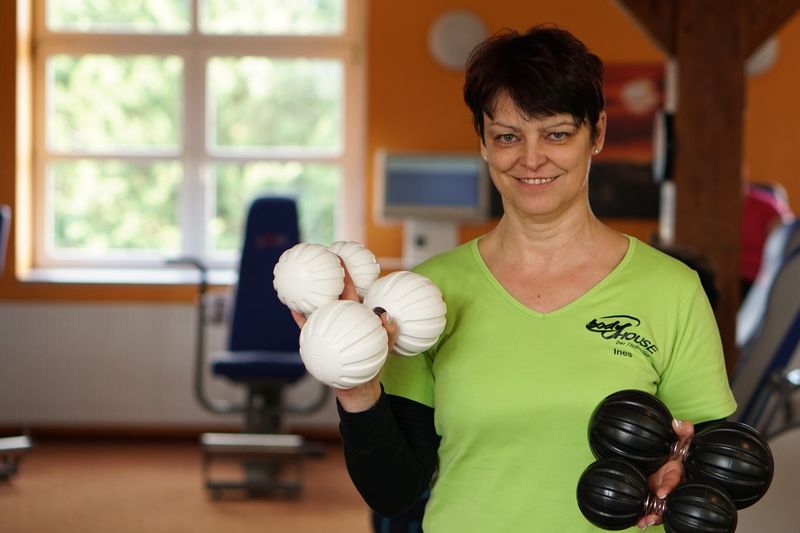 Ines Mühling mit weißen und schwarzen BALLance-Bällen im bodyHOUSE
