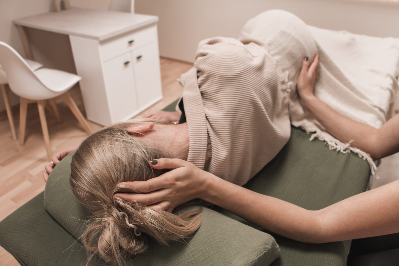 Hände am Hinterkopf während einer Cranio-Sacral-Behandlung