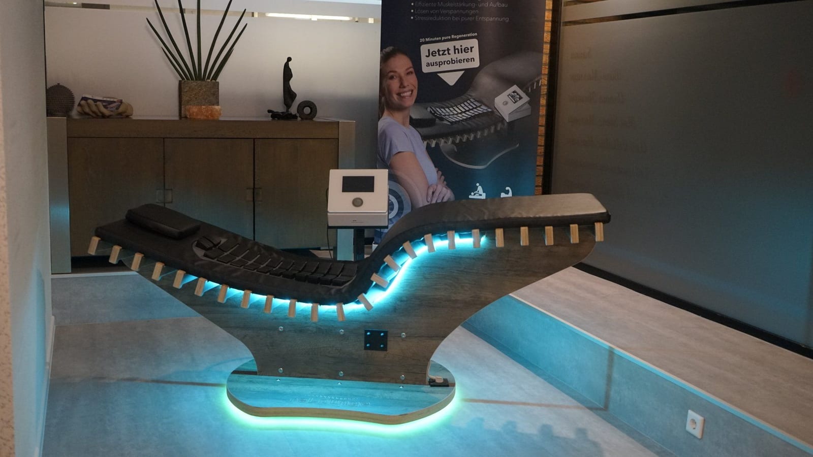 reLounge Wellness-Liege mit türkiser LED-Beleuchtung im Diaco Wellness Center in Nottuln
