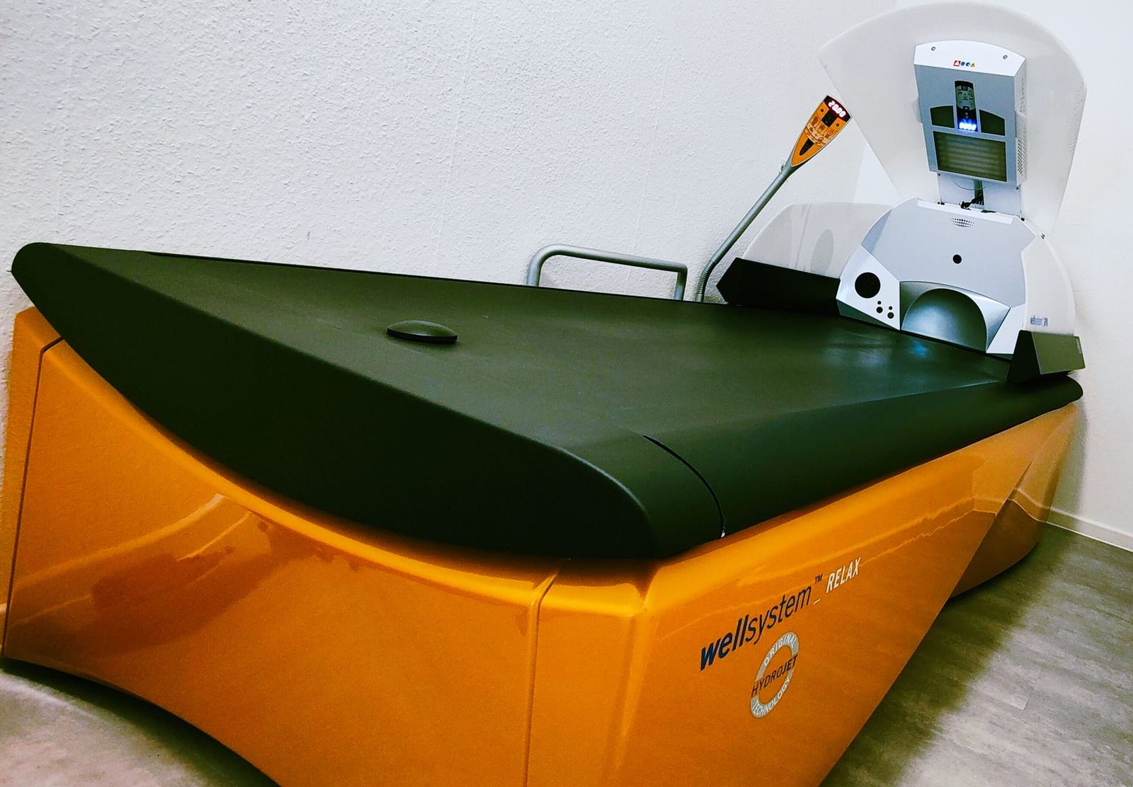 Oranger Wellsystem Hydrojet, eine Wassermassage-Liege im Diaco Wellness Center