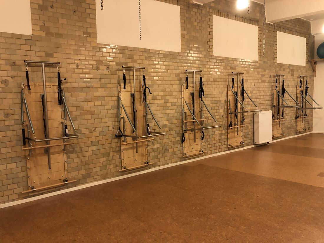 Springboard-Wand an Industrieziegeln in der Turnfabrik Lich, sechs Original-Pilates-Springboards mit Korkboden