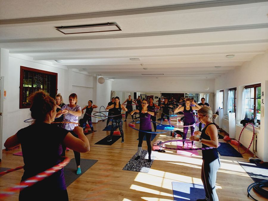 Voller Kursraum bei einem Hula-Hoop-Kurs in der Turnfabrik