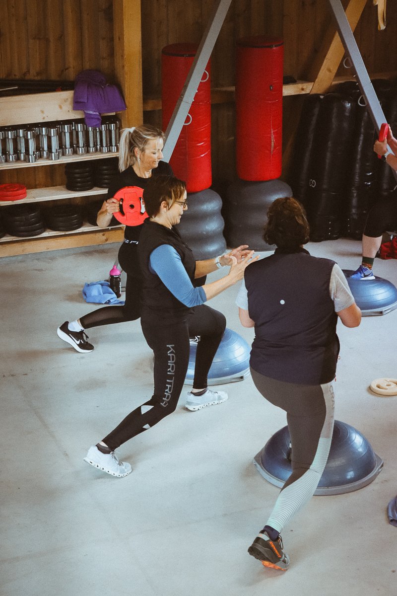 Zwei Personen trainieren auf Balance-Halbkugeln in der Remise von dra bliibe