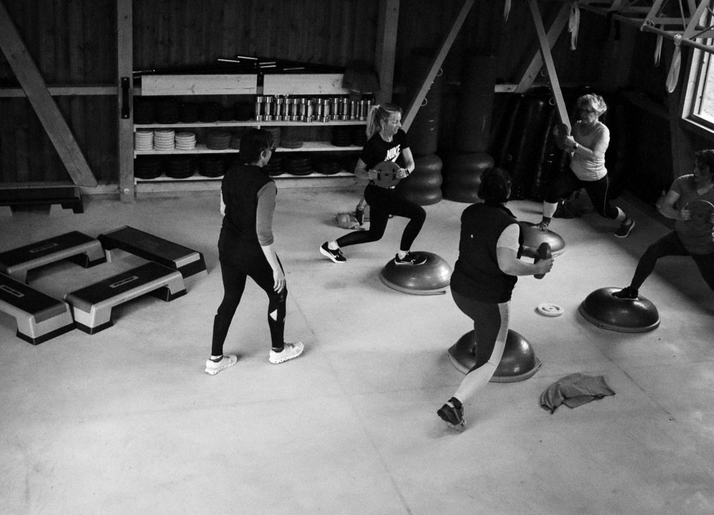 Gruppe trainiert gemeinsam an Stationen in der Remise von dra bliibe