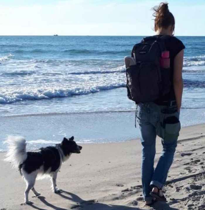 Birgit Obst am Strand mit Hund
