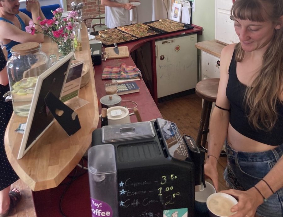 Café-Theke im Fincan mit Kaffeemaschine, Kuchen und der KüfA im Hintergrund