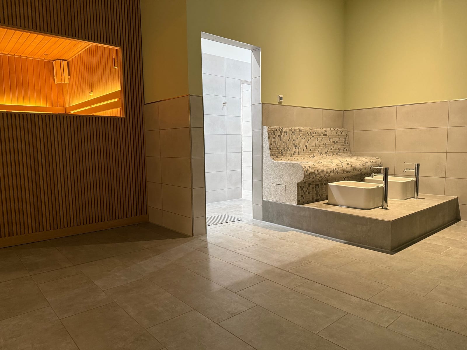 Dampfbad mit Mosaikbank im Wellnessbereich des Fit Pro Center