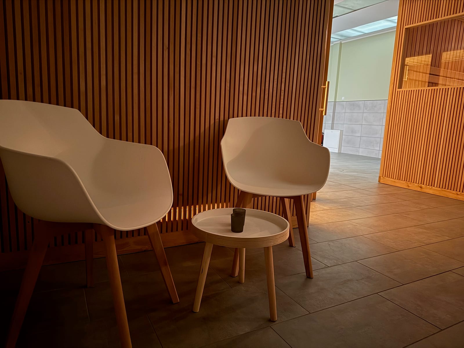 Sitzecke mit warmem Holz im Wellnessbereich des Fit Pro Center