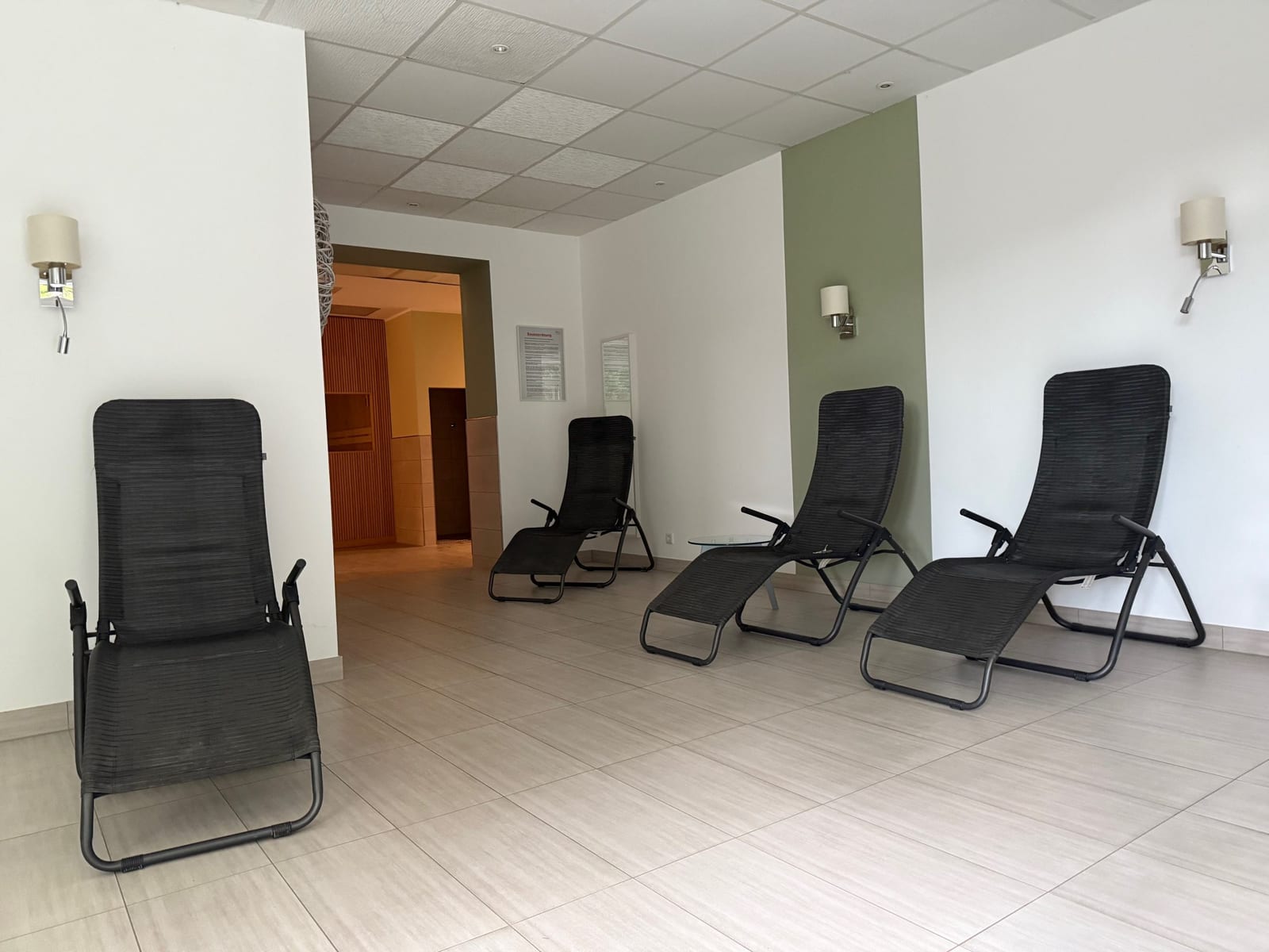 Ruheraum mit Liegen im Fit Pro Center