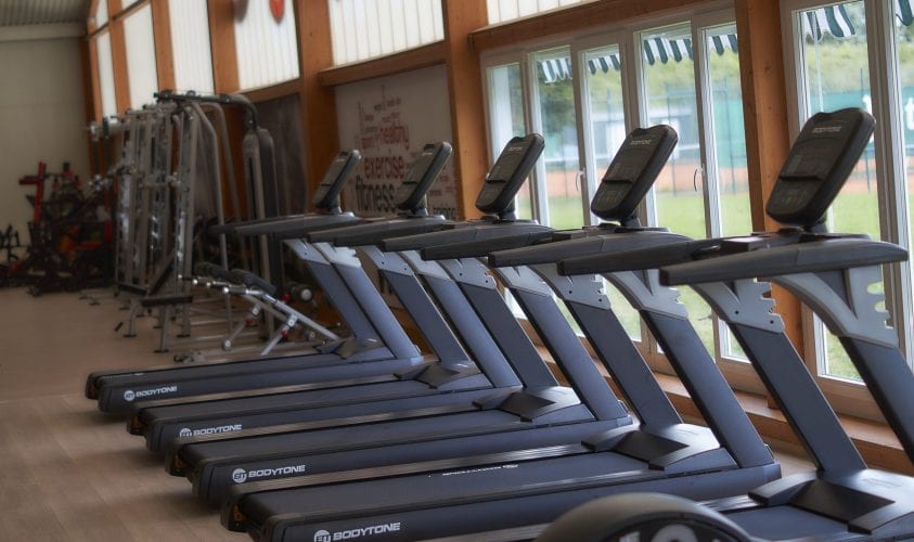 Cardio-Bereich mit Laufbändern im Fitline Sportstudio
