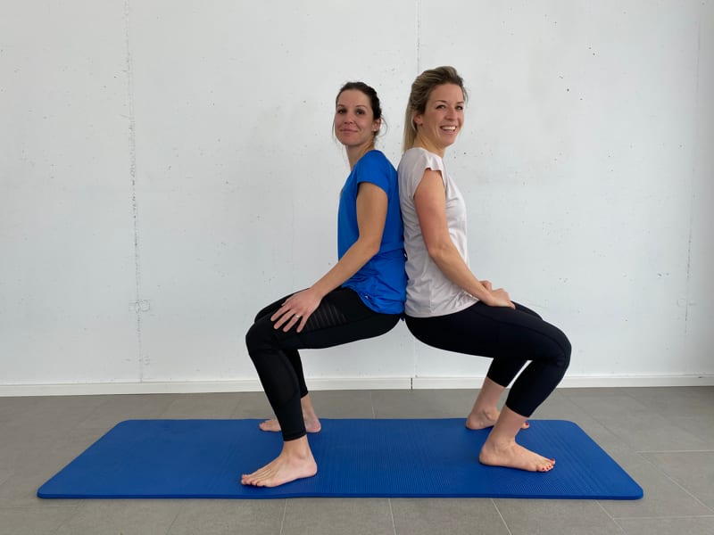 Sabrina und Vanessa im Plank im Kursraum von formZIIT