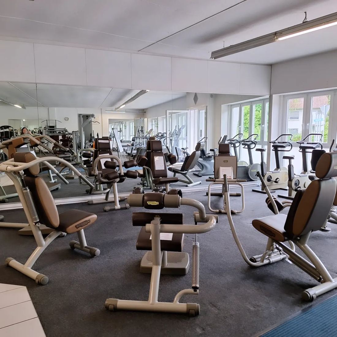 Der Technogym-Gerätezirkel im Spiegelsaal des Studios