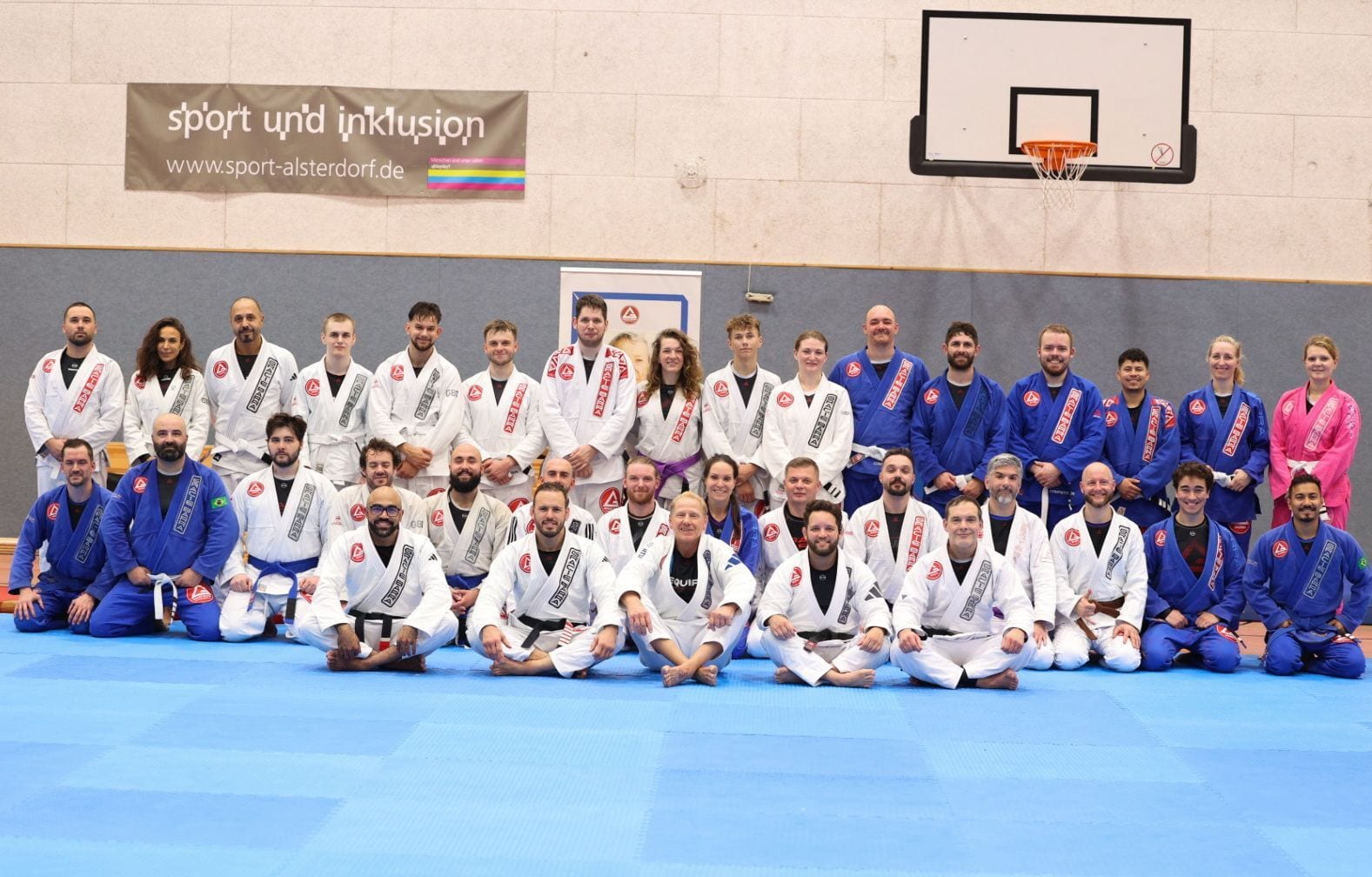 Großes Gruppenfoto eines Gracie-Barra-Seminars in der Sporthalle Alsterdorf