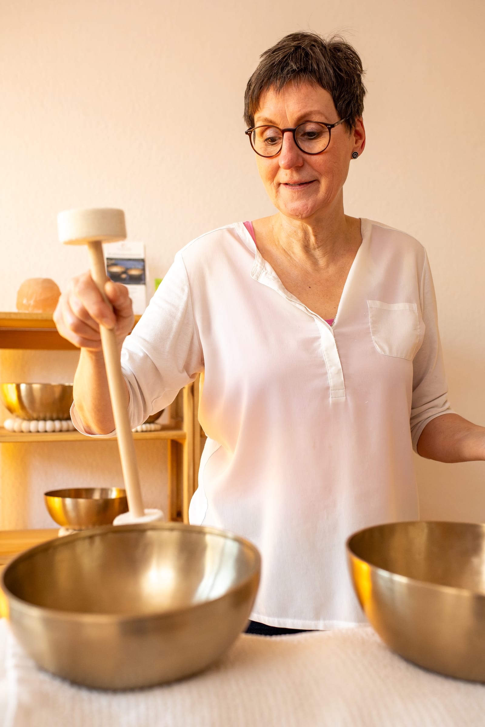 Heike van Baal in ihrem Klangraum in Xanten