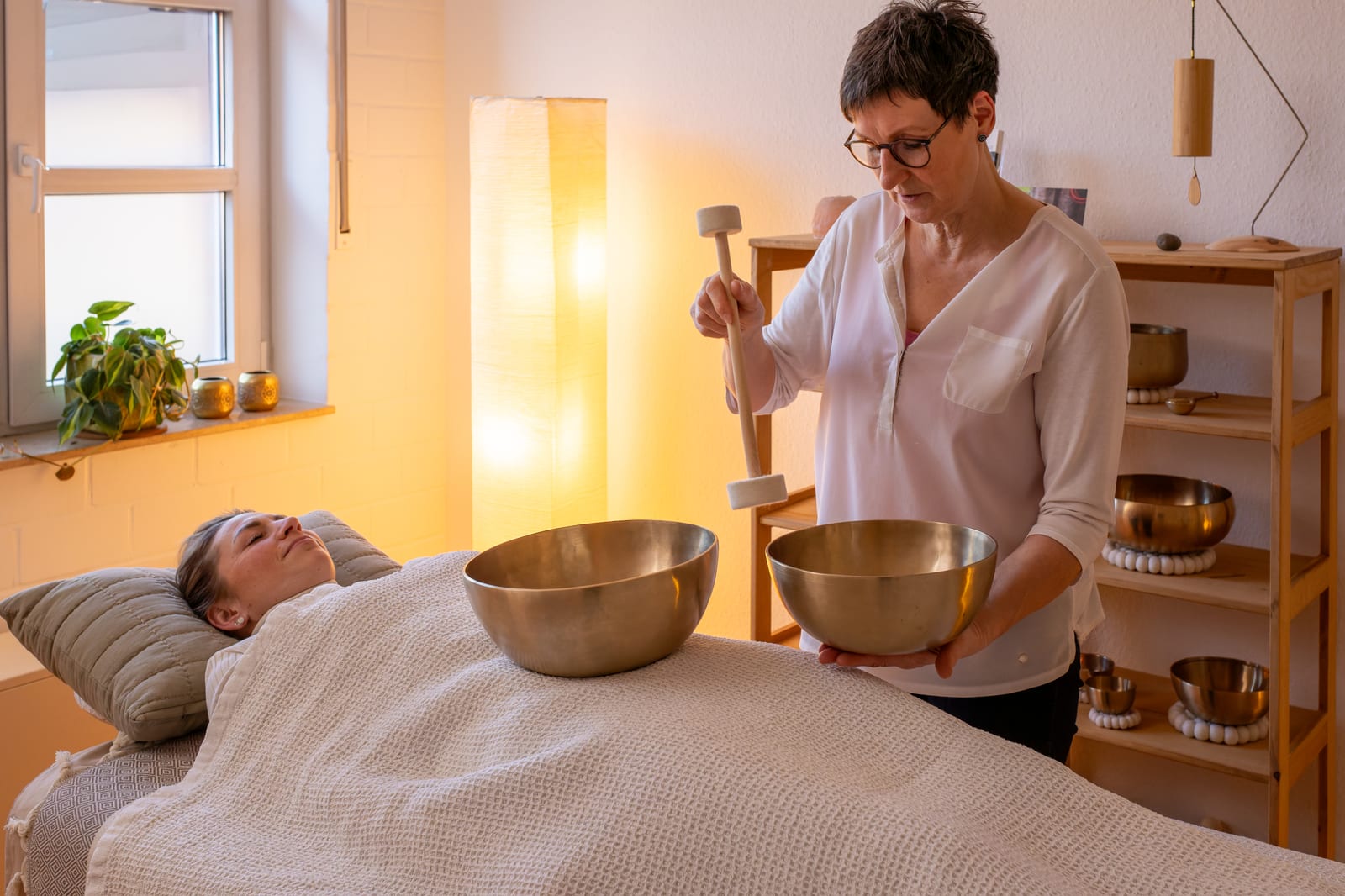 Klangschale auf der Liege