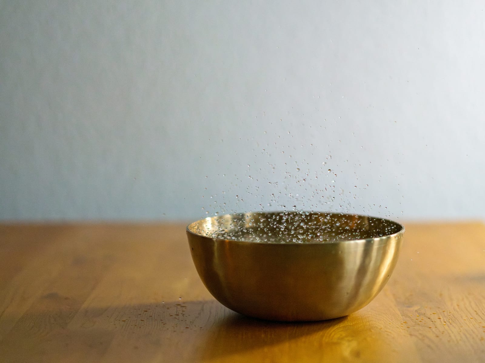 Klangschale mit aufspritzendem Wasser durch die Schwingung