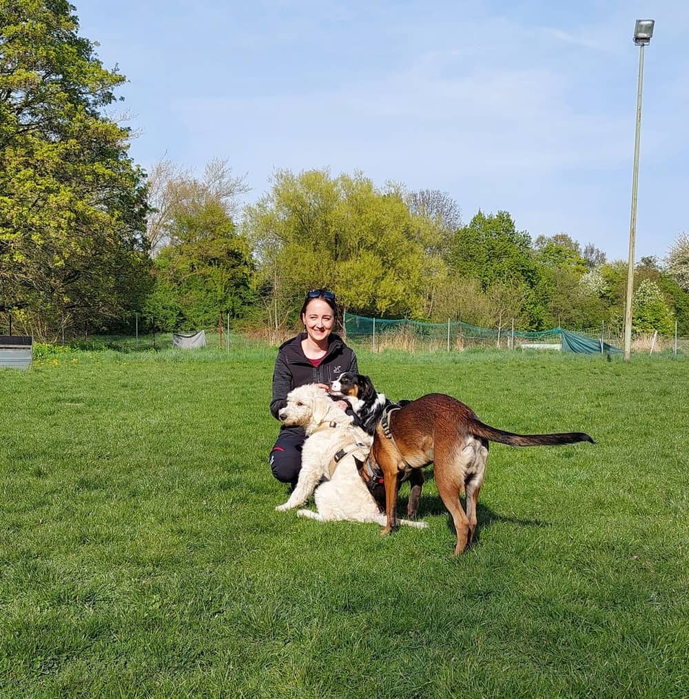 Sandra, Trainerin der Hundeschule SUPERDOG, mit Hunden auf dem Trainingsplatz