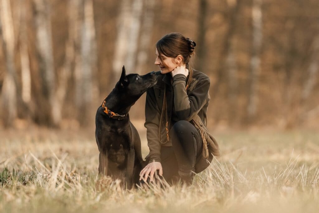 Jessi und ihr Thai Ridgeback Bobbee Nase an Nase auf einem Feld