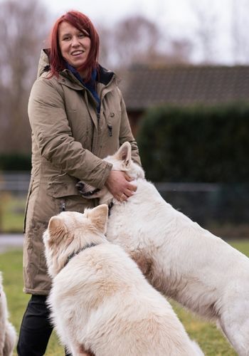 Rebecca Voll mit zwei weißen Schäferhunden