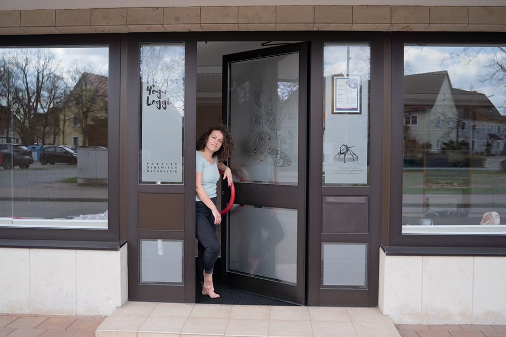 Wula Misiari in der Tür des Iyengar Yoga Loggia Studios in Neuendettelsau