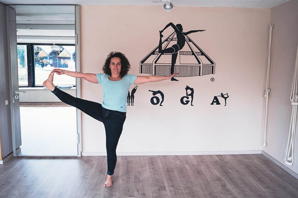 Wula Misiari in einer ausgerichteten Yoga-Haltung im Iyengar Yoga Loggia Studio Neuendettelsau