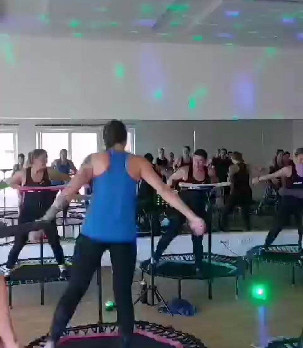 Jumping Fitness Studio mit Discolicht und Bellicon-Trampolinen