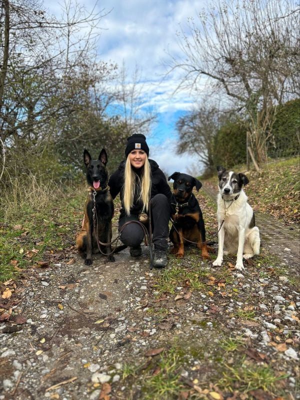 Kim mit drei Hunden auf Waldweg