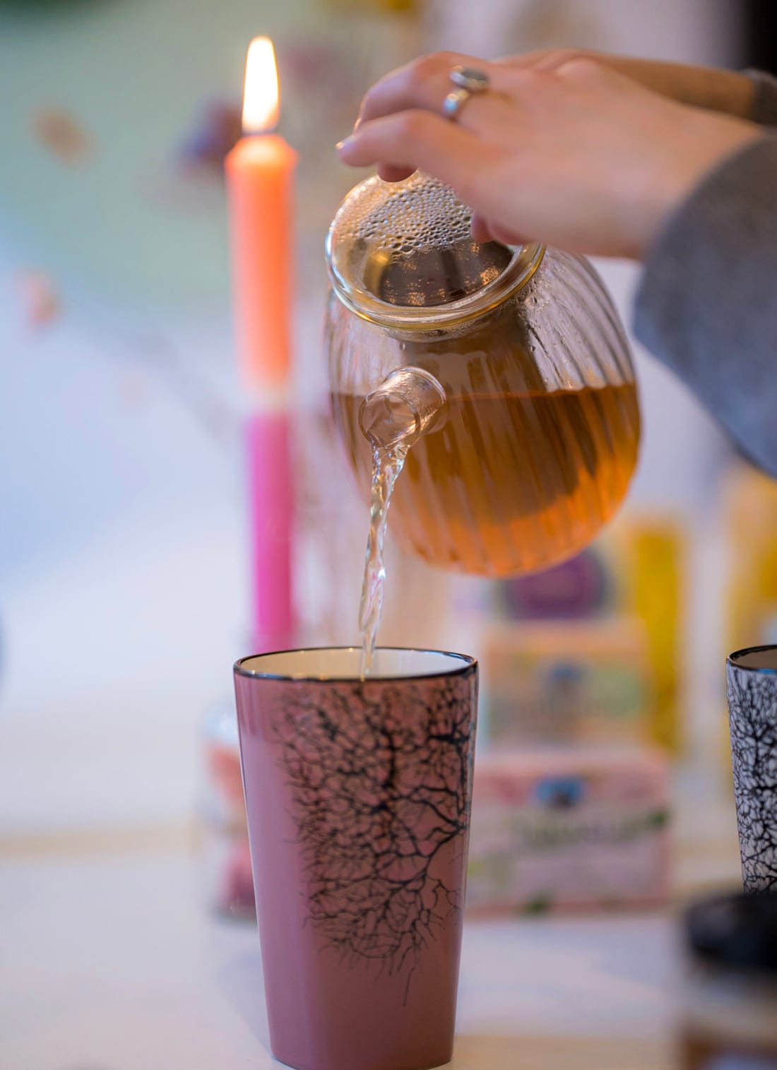 Ayurveda-Tee wird in der Körperschule Meerbusch eingeschenkt