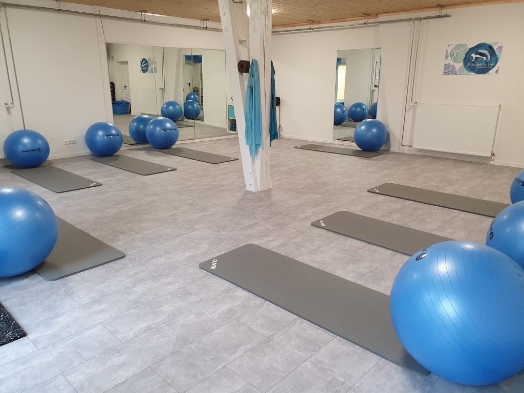 Körperzeiten Studio Rheinmünster: helle Halle mit Pezzi-Bällen, Yoga-Matten und Spiegelfront