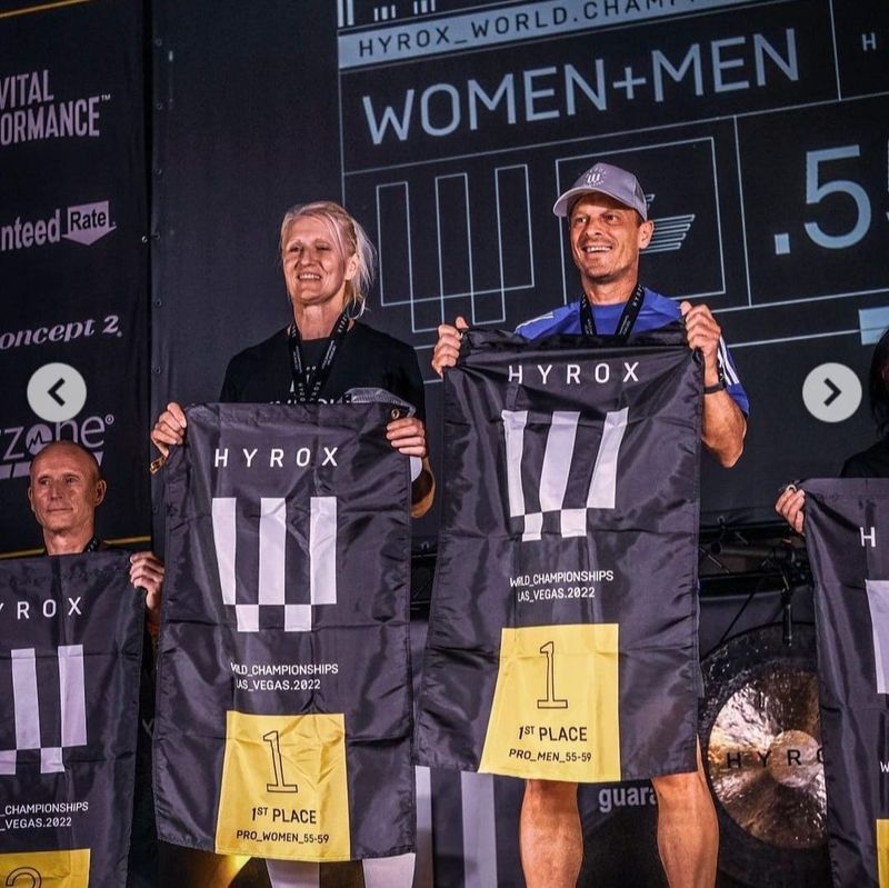 Conny Denecke auf dem Siegerpodium der Hyrox-Weltmeisterschaft 2022 in Las Vegas