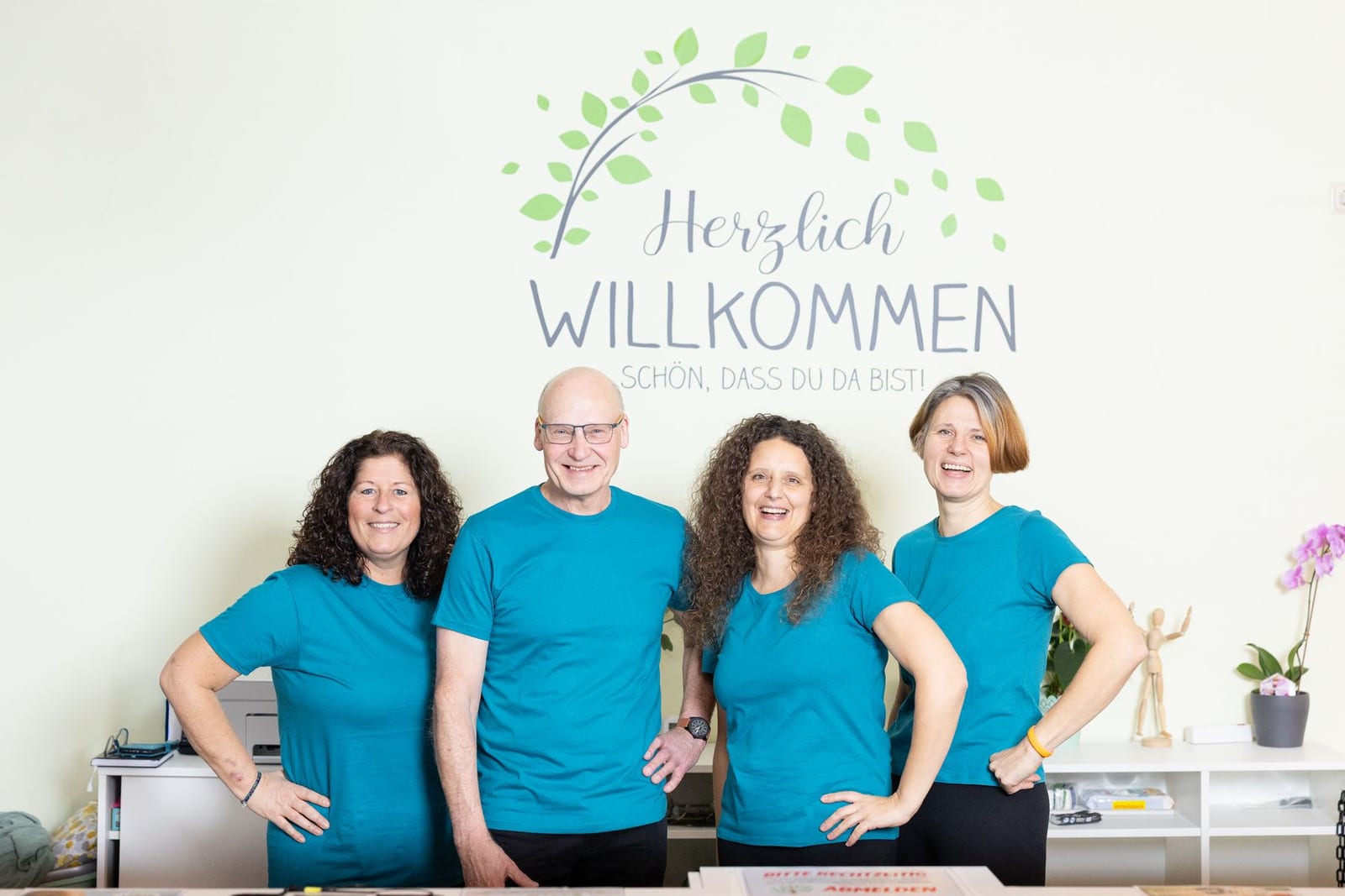 Das Team von Lebenskraft Baumholder vor der Willkommenswand