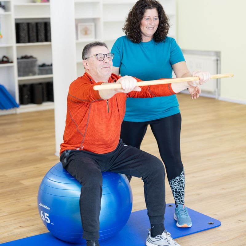Reha-Sport-Training mit Stab und Sitzball