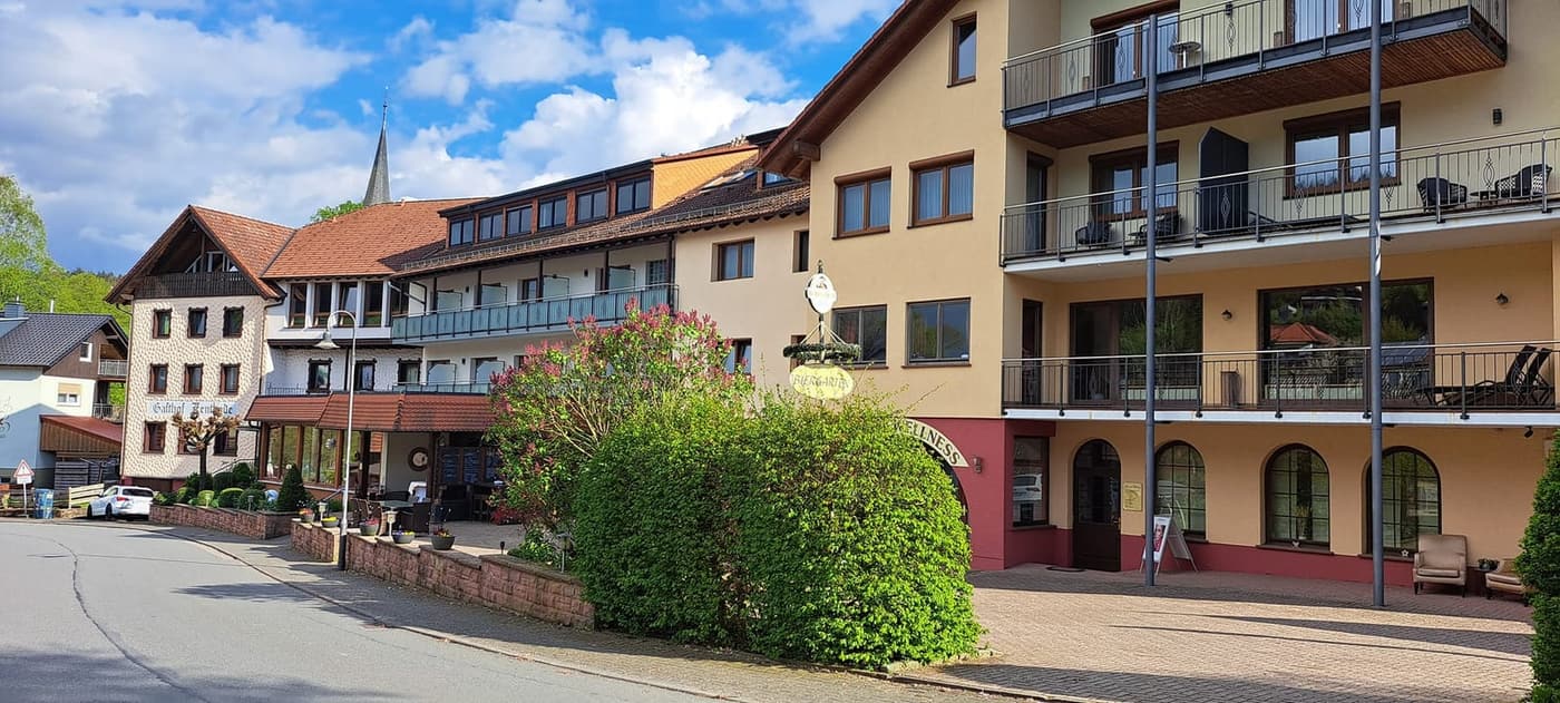 Hotel Zentlinde im Mossautal, Gasthof mit Balkonen und blühendem Vorgarten