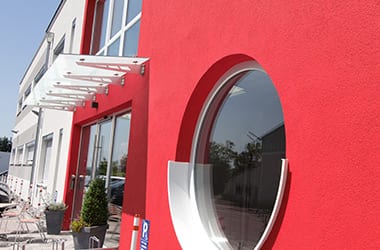 Das MEYER Gesundheitszentrum in Untergruppenbach, rote Fassade mit rundem Fenster