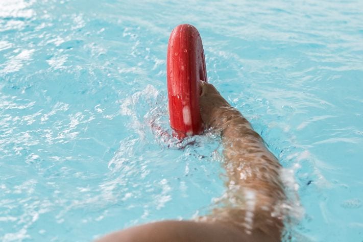 Aqua-Fitness im Bewegungsbad bei MEYER, Training mit Wasserhantel im türkisen Wasser