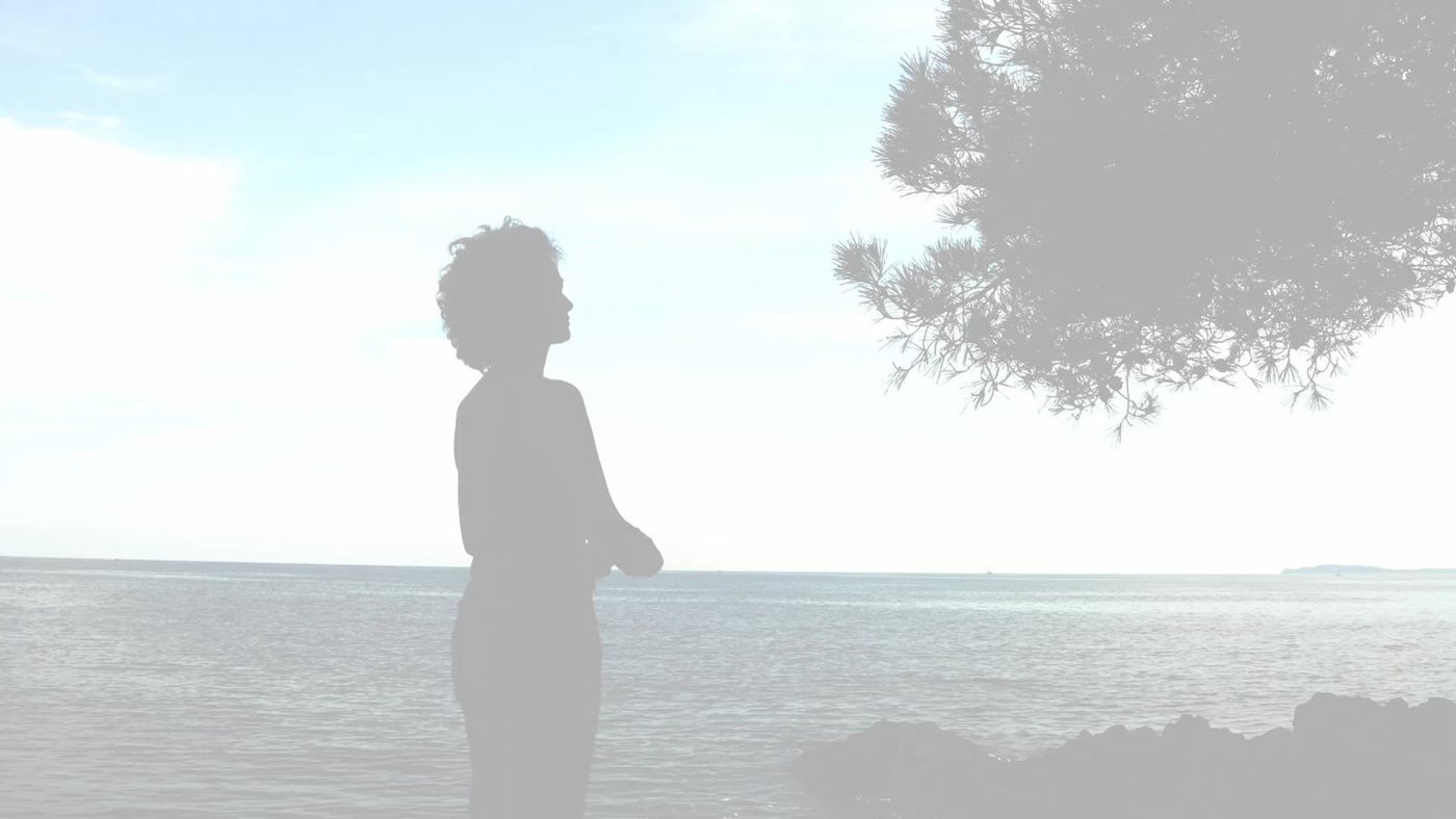 Silhouette am Meer im Licht