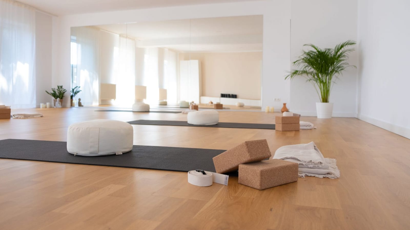 Heller Yoga-Raum im Studio BeYou in Selfkant mit Holzboden, Matten, Bolster und Korkblöcken