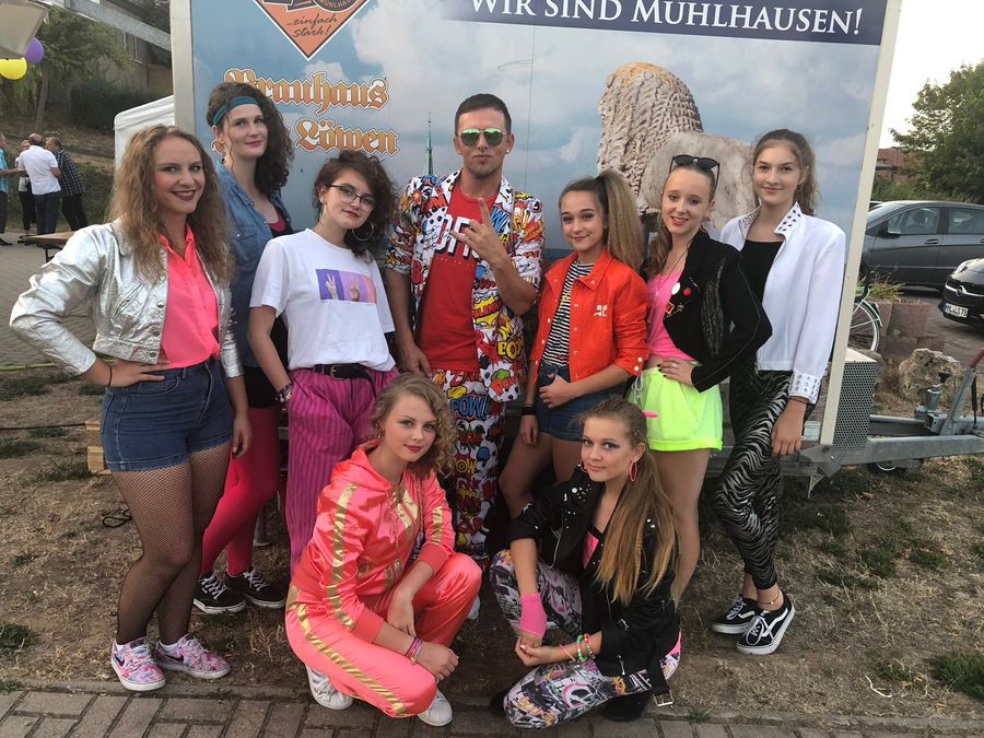 Miles Shane und Tänzerinnen in 80er-Jahre-Outfits bei einem Stadtfest in Mühlhausen