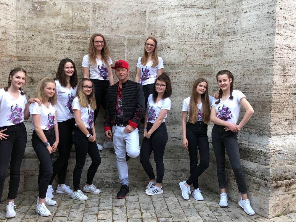 Miles Shane mit der Hipstarz-Crew vor einer Natursteinmauer in Mühlhausen