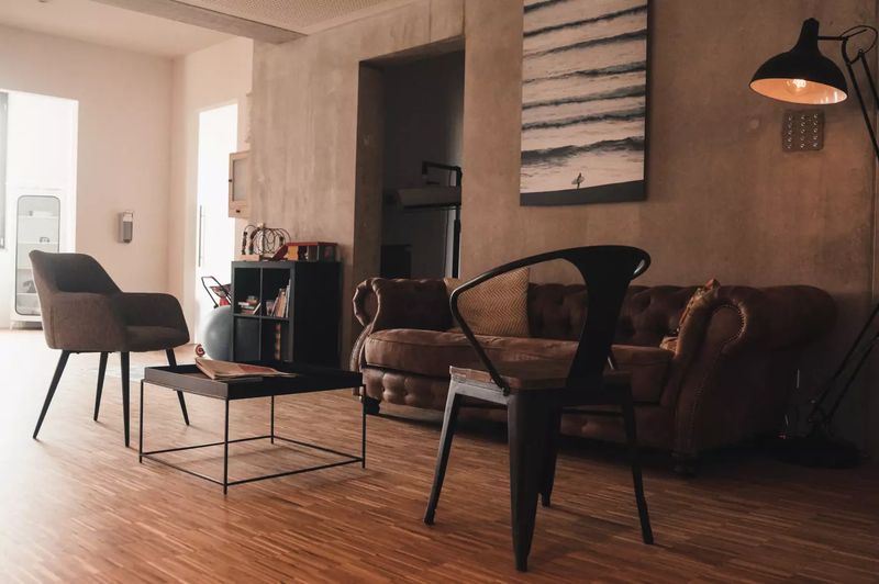 Loft-Lounge von MOTION mit Chesterfield-Sofa und Industrielampe